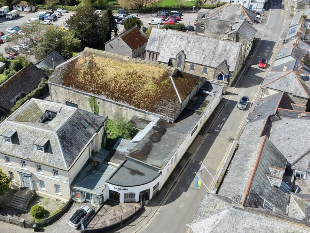 Lot: 67 - SUBSTANTIAL TOWN CENTRE COMMERCIAL PROPERTY WITH POTENTIAL - Drone shot